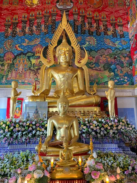 Kolorowy Buddyjski Posąg Tajlandii — Zdjęcie stockowe