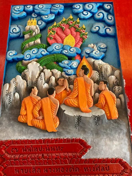 Kolorowy Religijny Buddyjski Drewniany Rzeźbiony Płaskorzeźba Świątyni Buddyjskiej Tajlandii — Zdjęcie stockowe