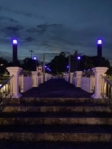 Gece vakti Chanthaburi Tayland 'daki parkta mavi ışıklı beyaz köprü..