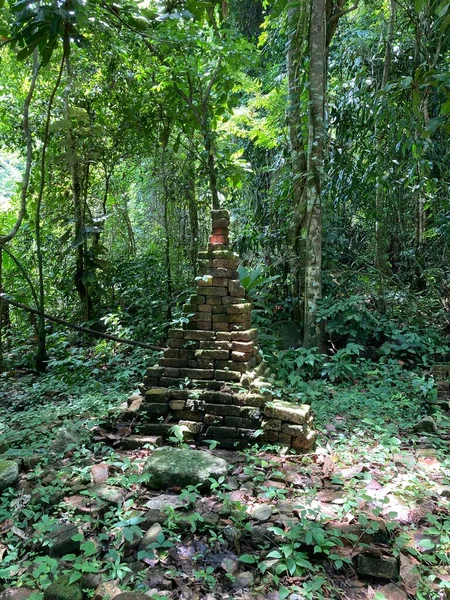 Secreto Lugar Budista Escondido Para Rezar Selva Tropical Exótica Tailândia — Fotografia de Stock