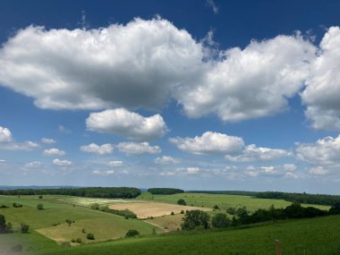 Güney Almanya 'da yaz boyunca yeşil alanlar hakkında güzel manzara.