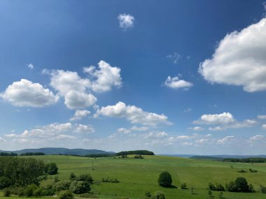 Güney Almanya 'da yaz boyunca yeşil alanlar hakkında güzel manzara.