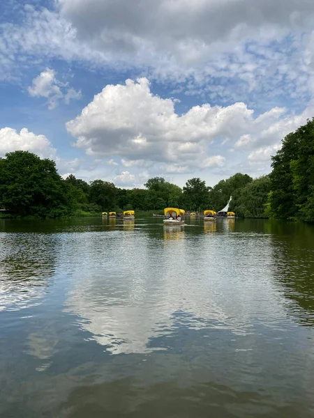 Mannheim 'daki Alman parkında yaşlı ağaçlarla dolu güzel bir göl..