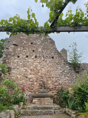 Almanya 'da Altenbaumburg' daki eski kale duvarları.