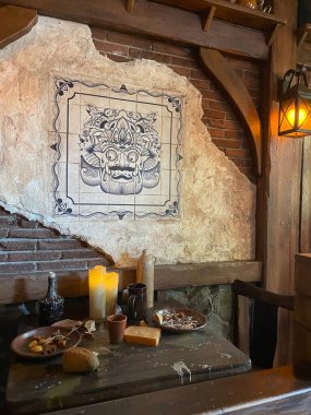 Lambaları ve ışıkları olan eski bir ortaçağ evi..