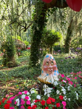 Almanya 'daki Europapark Pas' ta komik, renkli mantarlar.