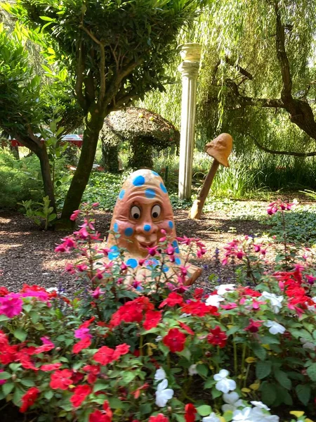 Almanya 'daki Europapark Pas' ta komik, renkli mantarlar.