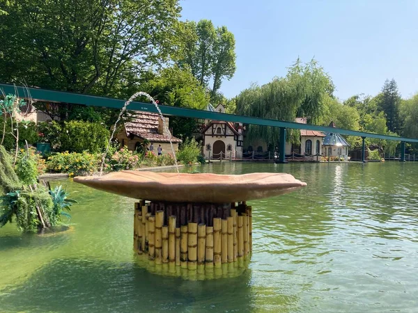 Almanya 'da Europapark Pas' ta güzel su Fontaine 'i.