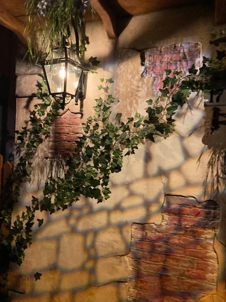 Lambaları ve ışıkları olan eski bir ortaçağ evi..