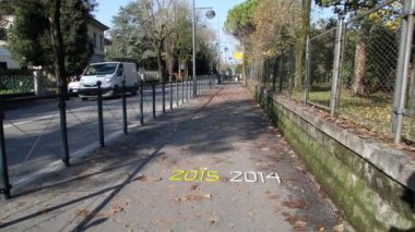 Concetto di anno nuovo che sorpassa l'anno vecchio