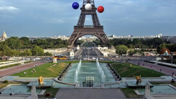 Bolas coloridas são esmagadas diante da Torre Eiffel e criam bandeira França — Vídeo de Stock