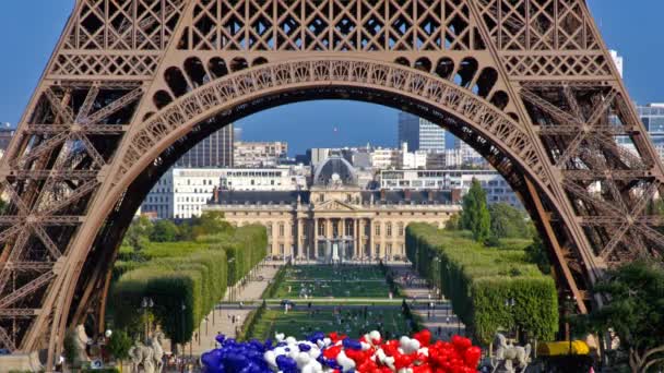 Wolke der Herzen färbt Frankreich, das vor dem Eiffel aufsteht — Stockvideo