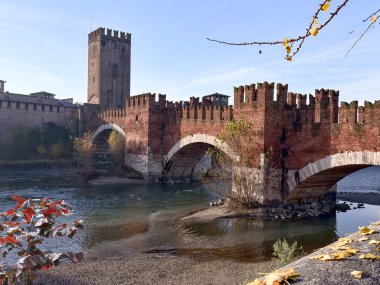 İtalya 'nın en büyüleyici yerlerinde Verona' nın güzelliklerinin fotoğrafını çek ve yürü..