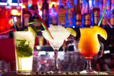 Günü barda. Parlatıcı. Delecious