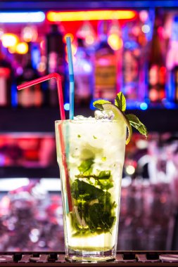 Günü barda. Parlatıcı. Delecious