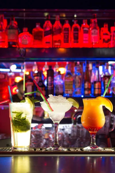 Günü barda. Parlatıcı. Delecious