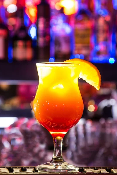 Günü barda. Parlatıcı. Delecious