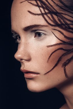 Çok güzel kahverengi saçlı Avrupalı genç kızın güzellik portresi,