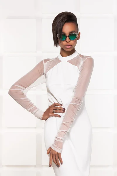 Güzel amerikalı afrikalı kız poz.