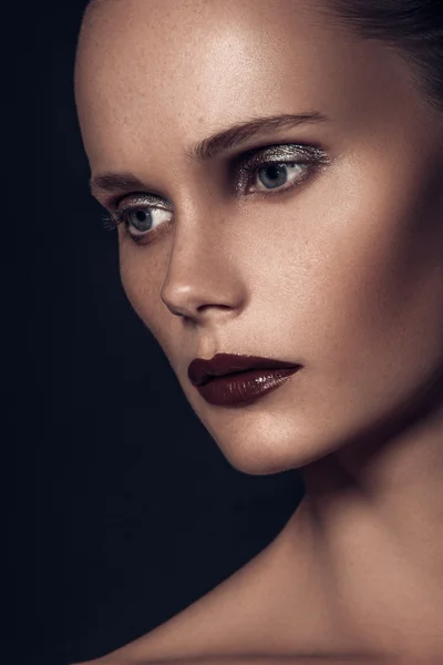 Çok güzel kahverengi saçlı Avrupalı genç kızın güzellik portresi,