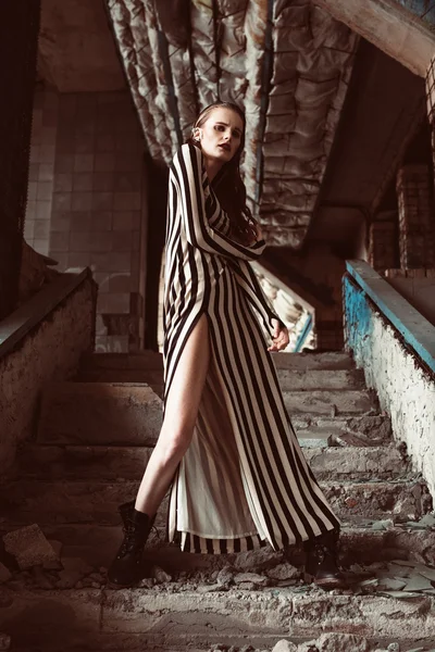 Derma zarif elbise poz güzel kahverengi saçlı Avrupa kadın.