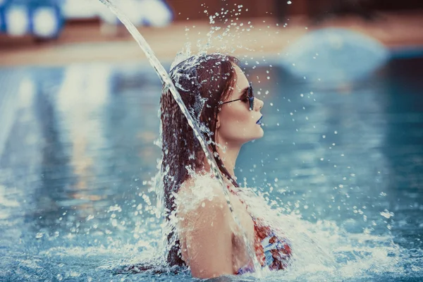 Güzel Kumral Kadın Su Bikini Giyiyor Genç Kız Modeli Güneş Gözlüğü Ve Yüzme Havuzu Açık Mavi