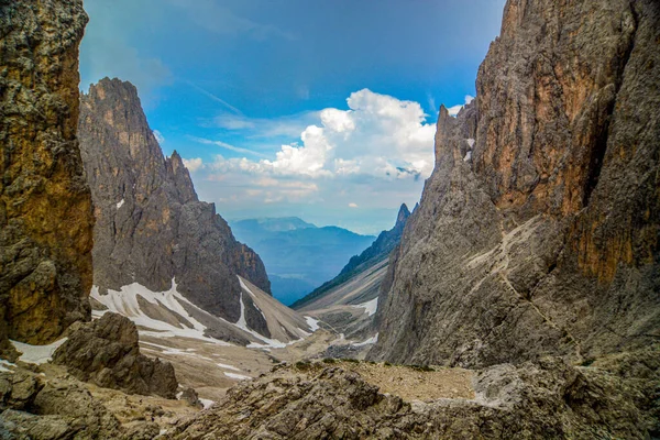 Kuzeydoğu İtalya 'da Dolomite Alpleri güneşli havalarda