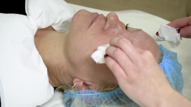 Cosmetician Profesionist Îndepărtează Prosop Fața Unei Femei Șterge — Videoclip de stoc