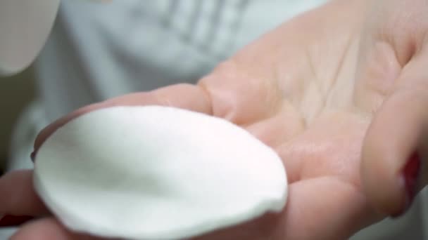 润肤乳液或胶水从打开的瓶子滴落在棉花垫上 润肤和清洁化妆品 — 图库视频影像