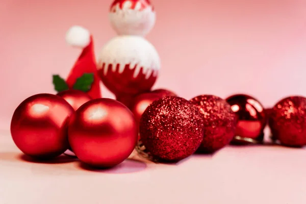 Karácsonyi Háttér Karácsonyi Játékok Dekorációk Red Christmas Balls Tölcsérek Rózsaszín — Stock Fotó
