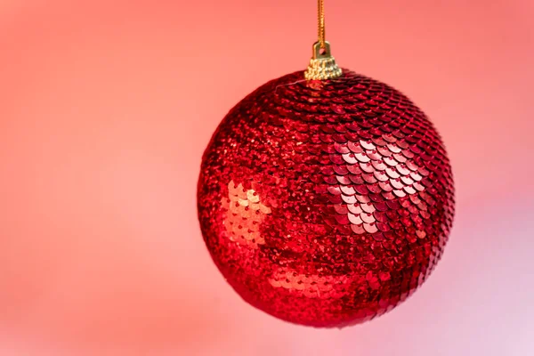 Kerst Speelgoed Grote Roze Bal Geïsoleerd Wit — Stockfoto