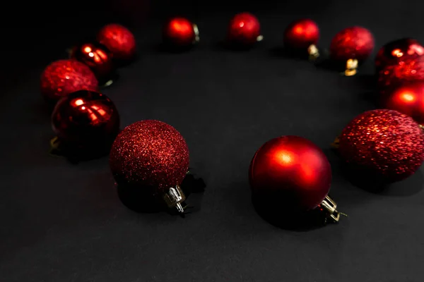 Karácsonyi Kerek Piros Játékok Egy Fekete Háttér — Stock Fotó