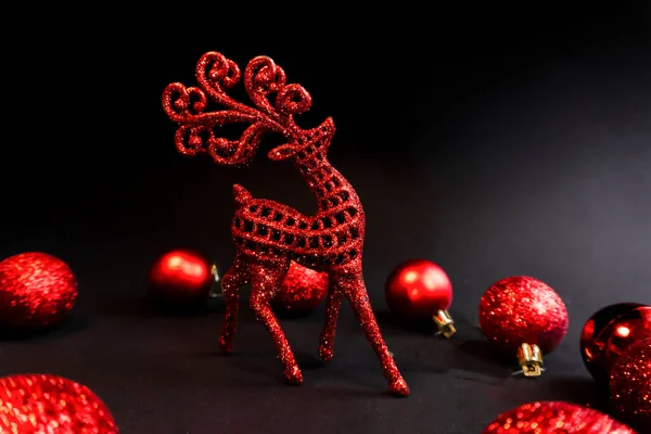 Piros Karácsonyi Dekoratív Szarvas Egy Fekete Háttér Karácsonyi Játékok — Stock Fotó