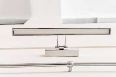 Duvarda asılı dikdörtgen lamba