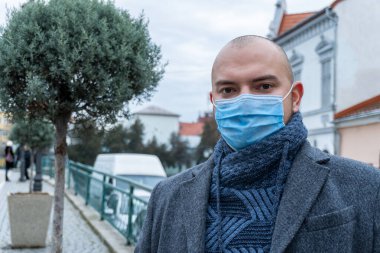 Yüz maskeli bir iş adamı portresi