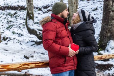 Sevgililer Günü 'nde aşık olan mutlu genç çift. Erkek ve kadın.