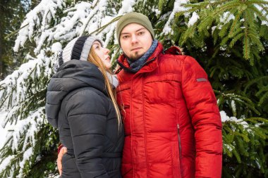 Kış parkında yürüyen sevgi dolu bir çift. Çift Çıkması ve Sarılması