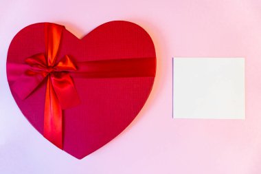 Büyük kırmızı kalbin üst görüntüsü, senin için kopyalama alanı olan tebrik kartı