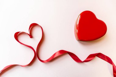 Sevgililer Günü arkaplanı, kalp şeklinde kırmızı kurdeleli, kopyala 