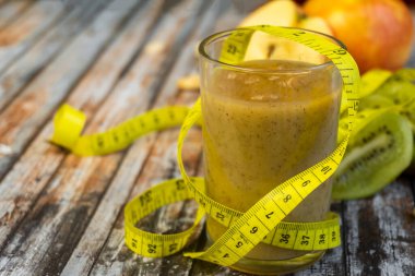 Diyet olsun. Meyve ve sebzeli yeşil sağlıklı meyve suyu.