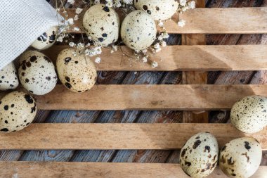 Eski ahşap arka planda bıldırcın yumurtalarının üst görüntüsü, seçici f