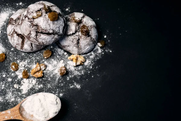 Schokokekse Mit Nüssen Und Mehl Chocolate Chip Cookie Auf Schwarzem — Stockfoto