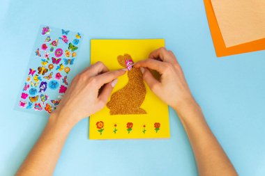 Paskalya tavşanı. DIY ve çocuğun yaratıcılığı. Paskalya dekoru fikri çok basit. Paskalya dekorunu kadın elleri yapar. Adım adım..