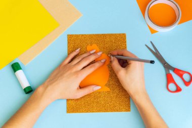 Paskalya kartları kağıttan. Mavi arka planda tavşanlı cildi selamlama kartları. Üç boyutlu. Hediye fikri, dekor ilkbaharı, Paskalya. Adım adım. Üst Manzara. Süreç çocuk zanaatı.