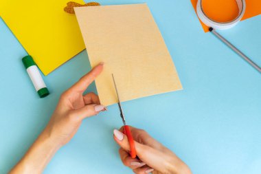 Paskalya kartları kağıttan. Mavi arka planda tavşanlı cildi selamlama kartları. Üç boyutlu. Hediye fikri, dekor ilkbaharı, Paskalya. Adım adım. Üst Manzara. İşlemci çocuk işi. Renkli tatil dekorasyonu