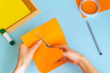 Paskalya tavşanı. Tebrik kartı. Tatil süslemeleri. Konsept: Paskalya için çocuk el işi. Basamaklardaki talimatlar.