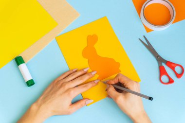 Paskalya tavşanı. DIY ve çocuğun yaratıcılığı. Paskalya dekoru fikri çok basit. Paskalya dekorunu kadın elleri yapar. Adım adım..