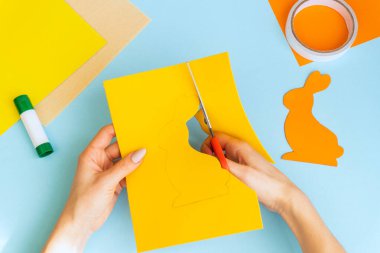 DIY ve çocuğun yaratıcılığı. Adım adım talimatlar: bir tavşanla kağıt tebrik kartları nasıl yapılır, çok renkli kağıtlardan nasıl boş kağıtlar çıkarılır. (Renkli kağıt, yapıştırıcı, makas) Çocuk el yapımı Paskalya teknesi.