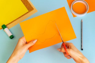 Paskalya kartları kağıttan. Mavi arka planda tavşanlı cildi selamlama kartları. Üç boyutlu. Hediye fikri, dekor ilkbaharı, Paskalya. Adım adım. Üst Manzara. İşlemci çocuk işi. Renkli tatil dekorasyonu