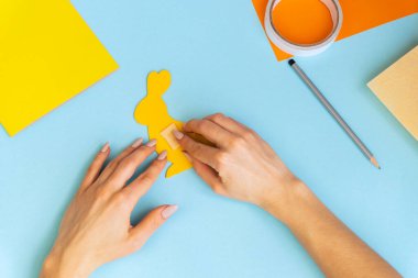 Paskalya tavşanı. DIY ve çocuğun yaratıcılığı. Paskalya dekoru fikri çok basit. Paskalya dekorunu kadın elleri yapar. Adım adım..